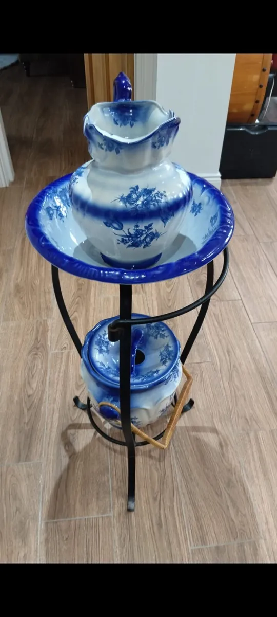 Antique style wash stand with accessories - Image 1