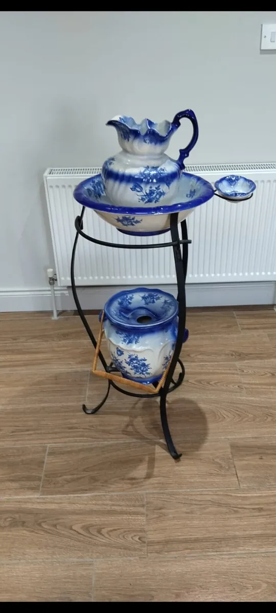 Antique style wash stand with accessories - Image 3