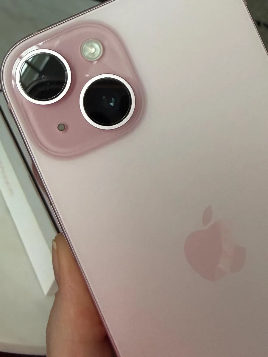 iPhone 15 - Image 4