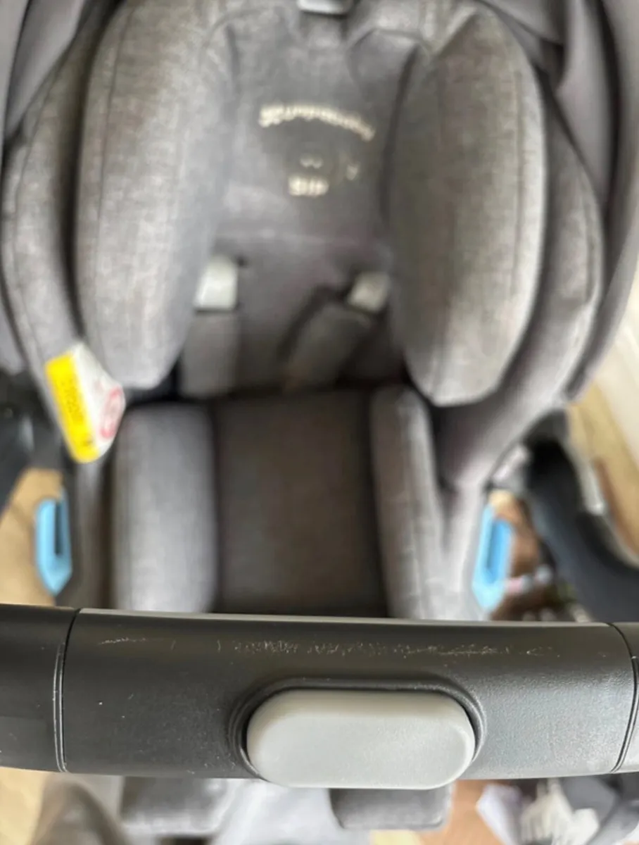 Uppababy Vista Mesa iSize Car seat with isofix - Image 4