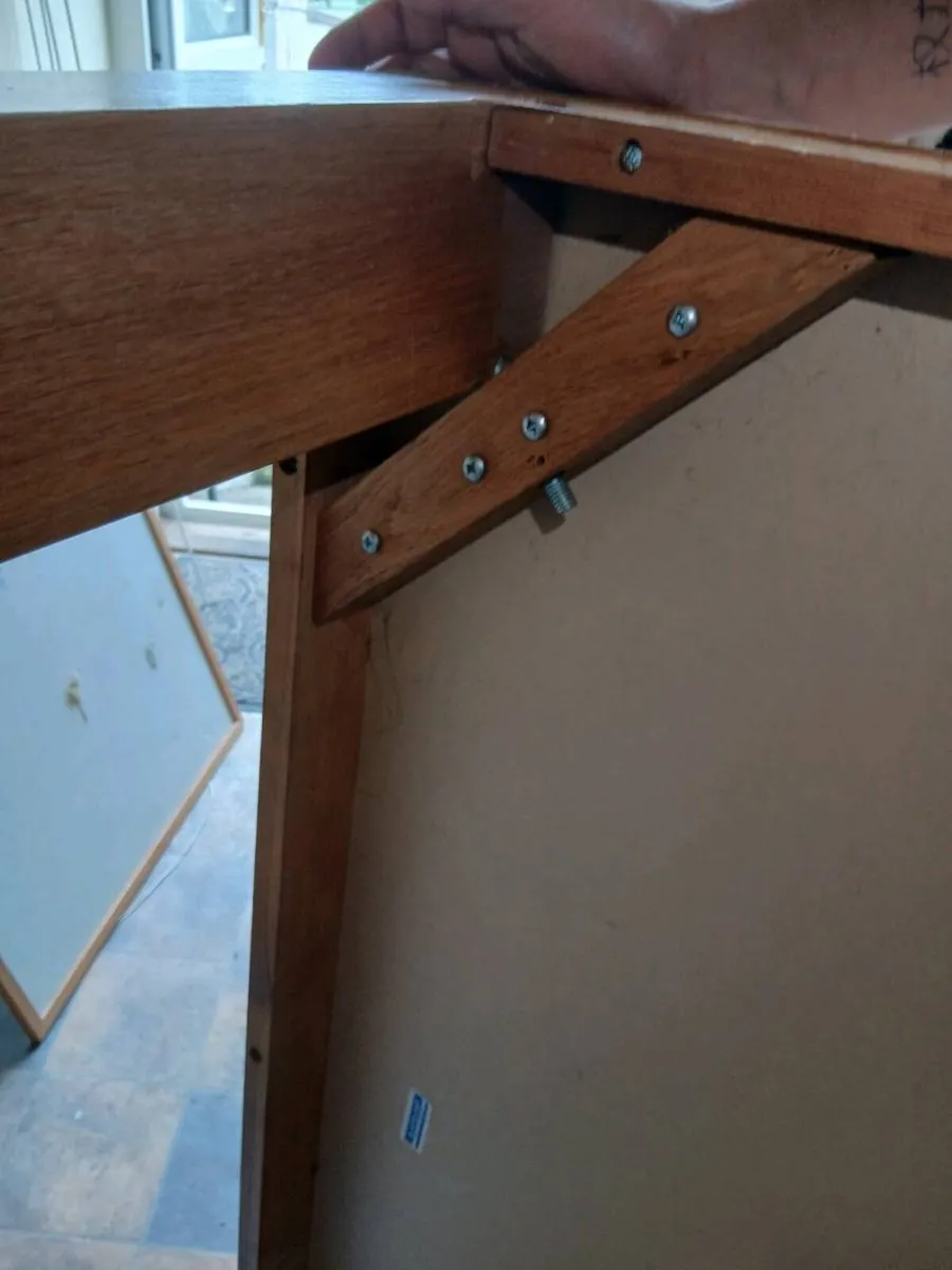 Large kitchen table. - Image 4