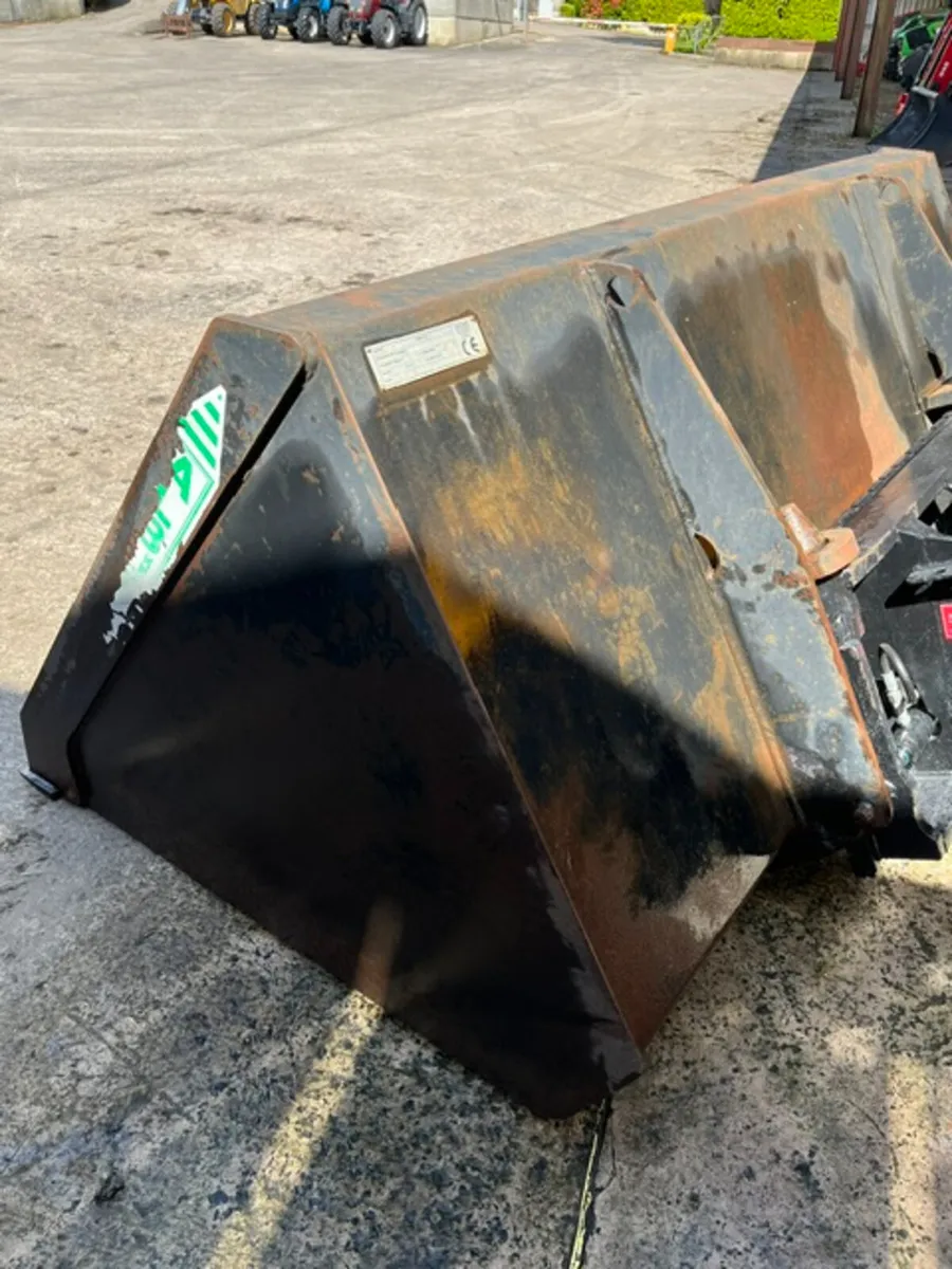 Albutt Grain Bucket c/w Matbro brackets - Image 2