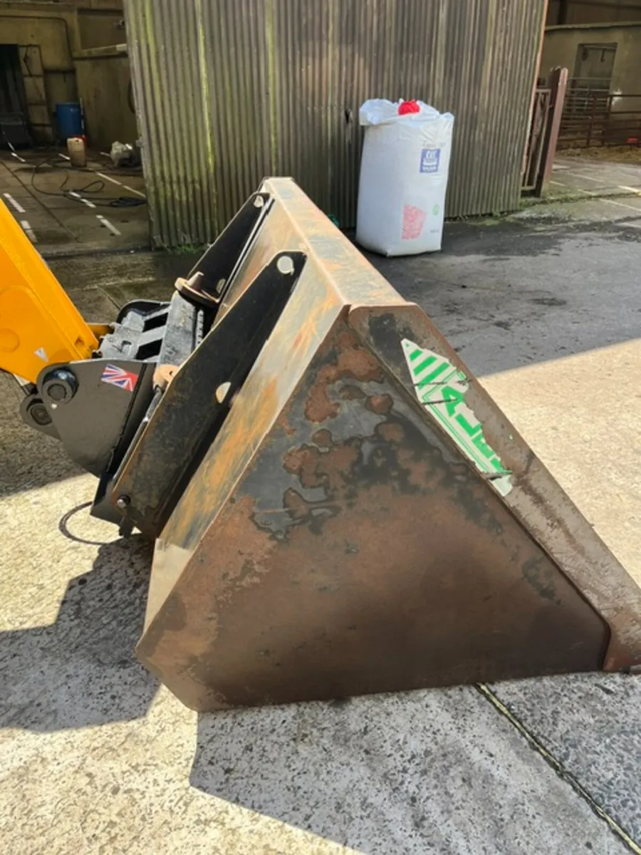 Albutt Grain Bucket c/w Matbro brackets - Image 1