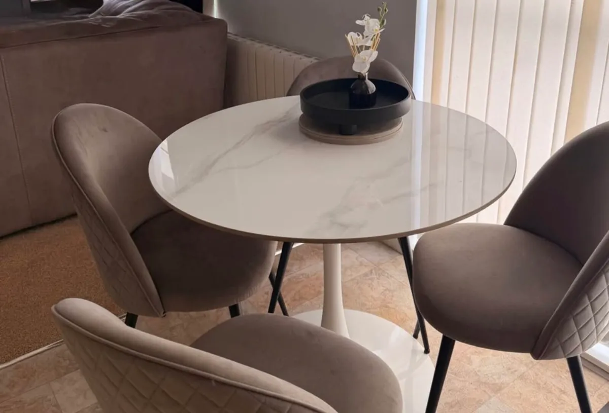 Dining table with 4 chairs - Image 1