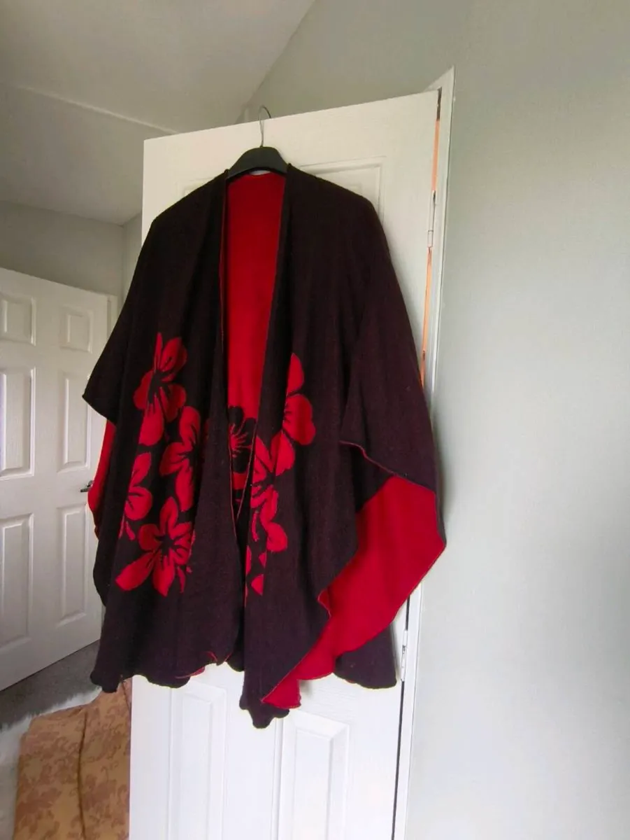 Beautiful hand made shawl, reversible, like new. - Image 1