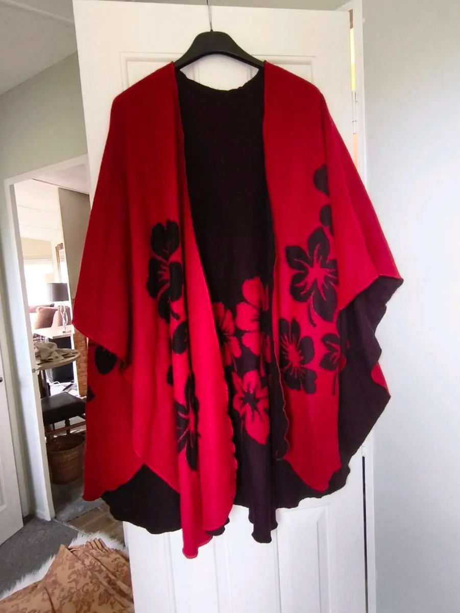 Beautiful hand made shawl, reversible, like new. - Image 2