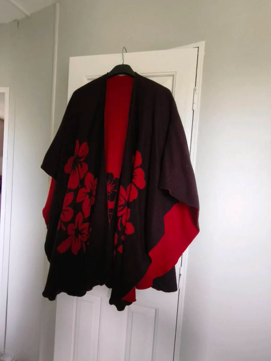 Beautiful hand made shawl, reversible, like new. - Image 3
