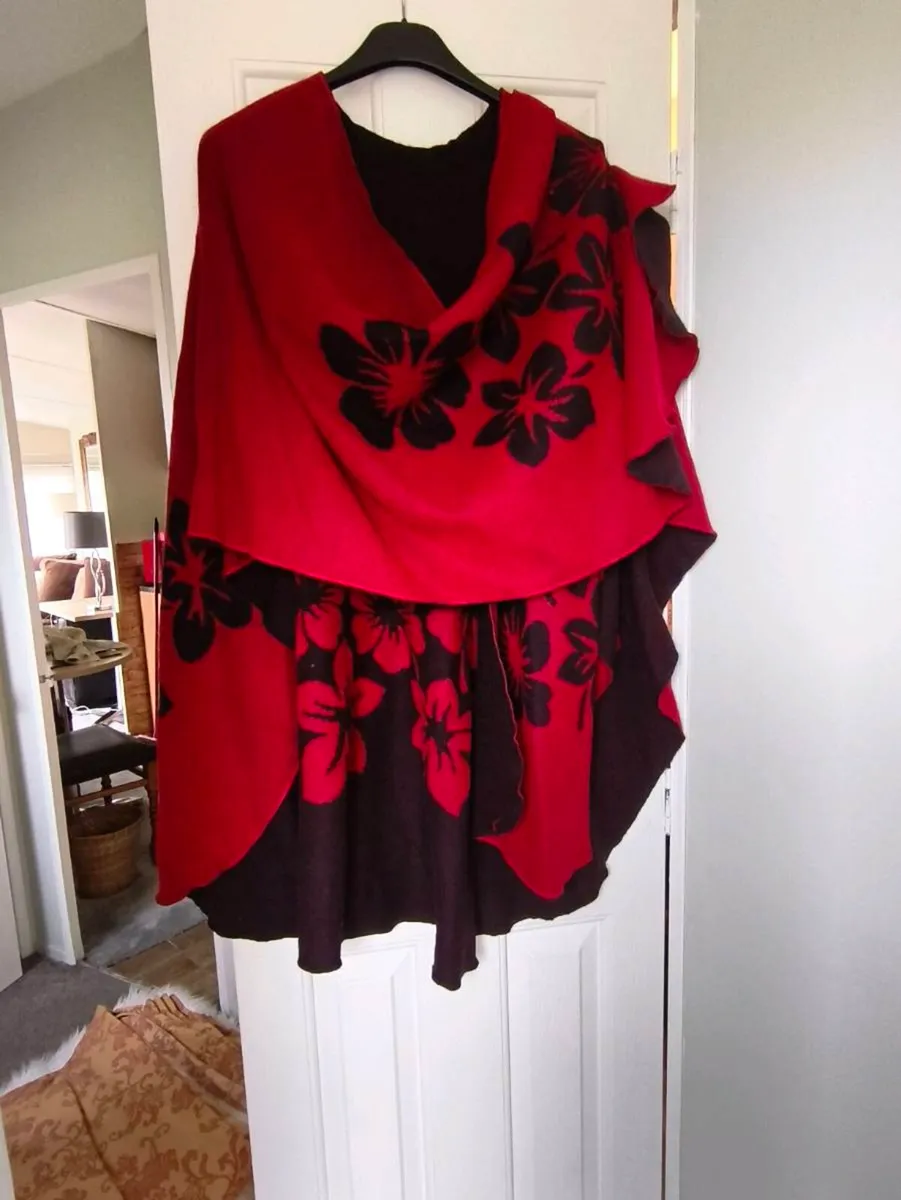 Beautiful hand made shawl, reversible, like new. - Image 4