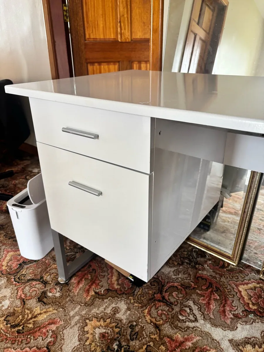 Desk - Image 4