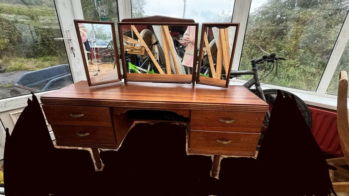Vanity desk - Image 1