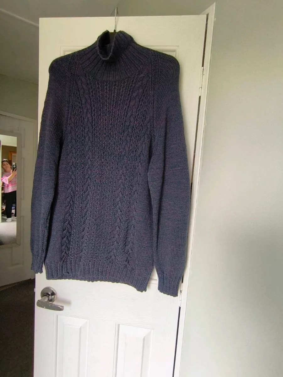 Wool jumper, like new - Image 1