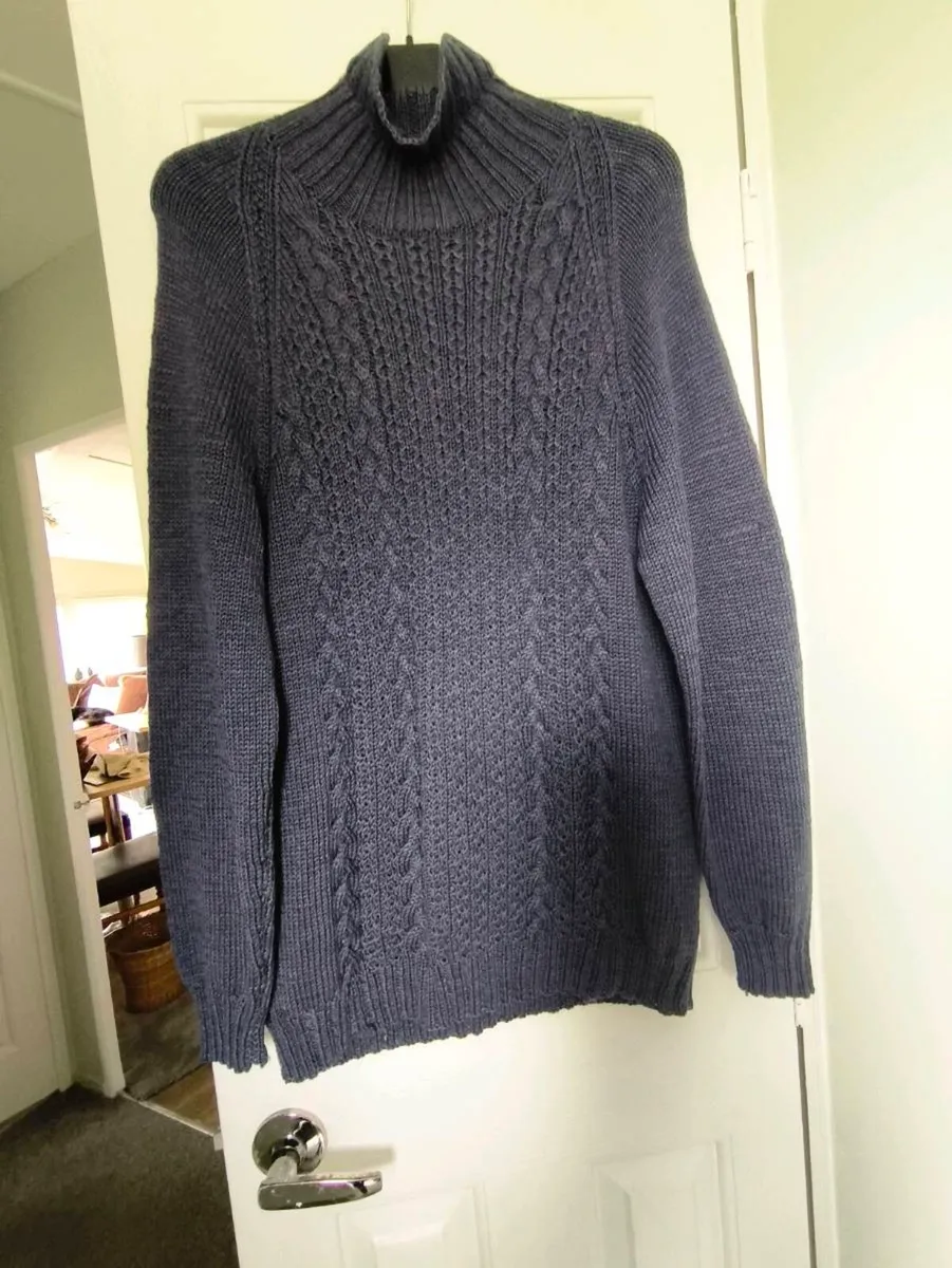 Wool jumper, like new - Image 2