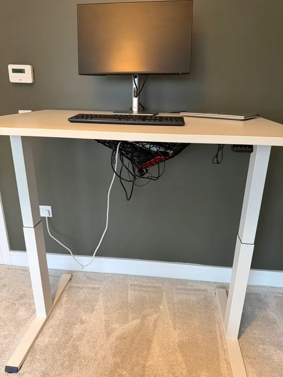 Adjustable desk - Image 1