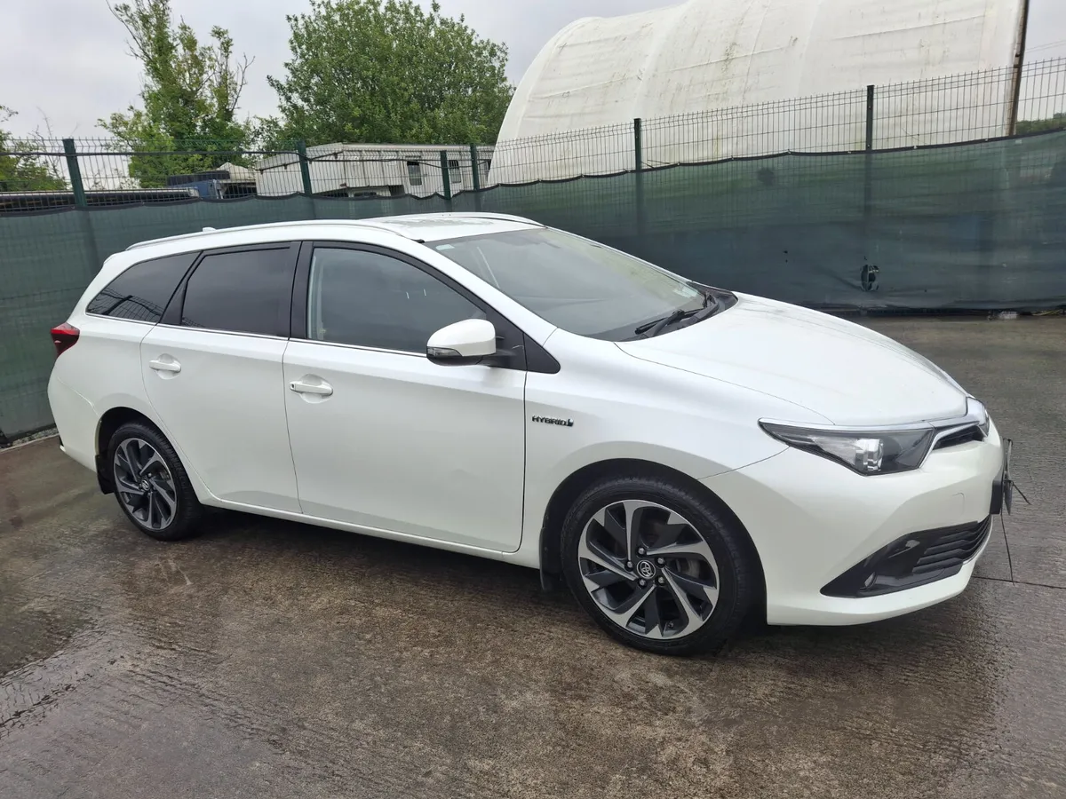 152 Toyota Auris  Hybrid  Automatic - Image 1