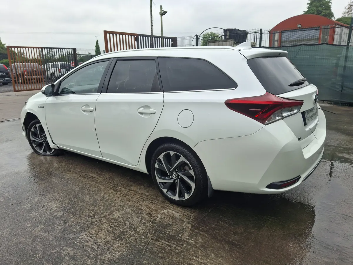 152 Toyota Auris  Hybrid  Automatic - Image 4