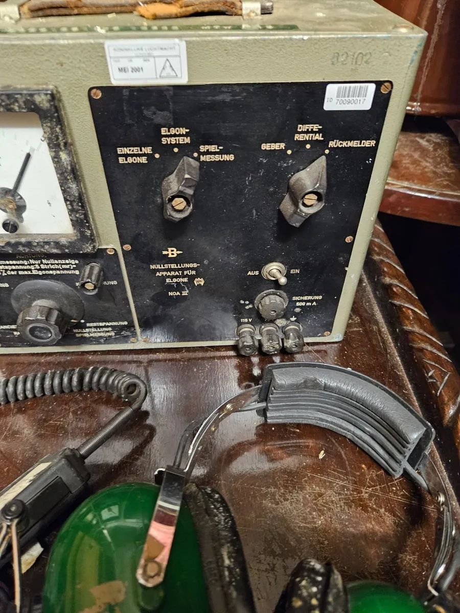 Vintage Radio Transmitter Receiver - Image 3