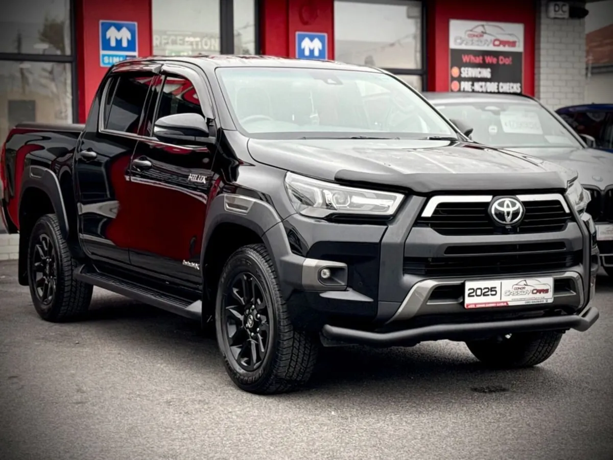 Toyota Hilux INVINCIBLE-X 4WD // VAT INVOICE // SA - Image 3