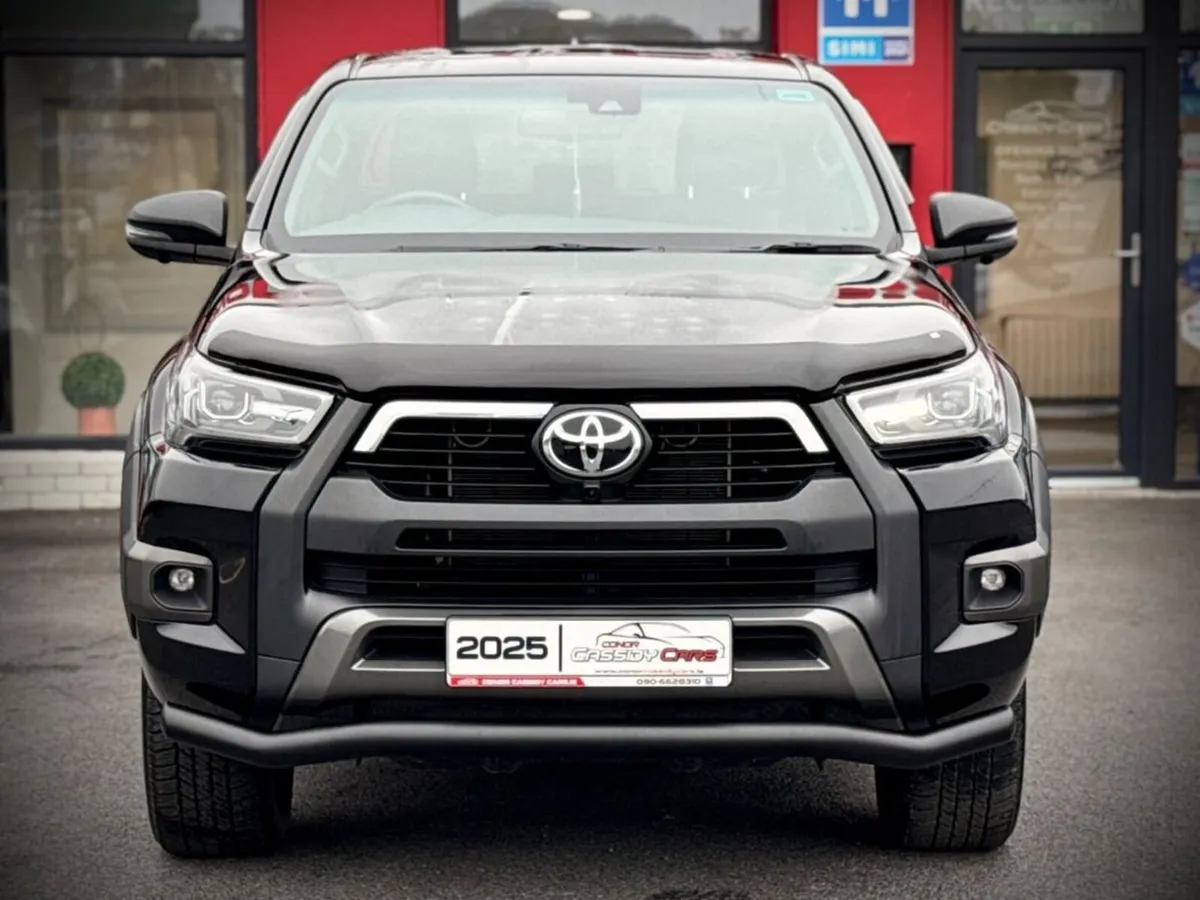 Toyota Hilux INVINCIBLE-X 4WD // VAT INVOICE // SA - Image 2