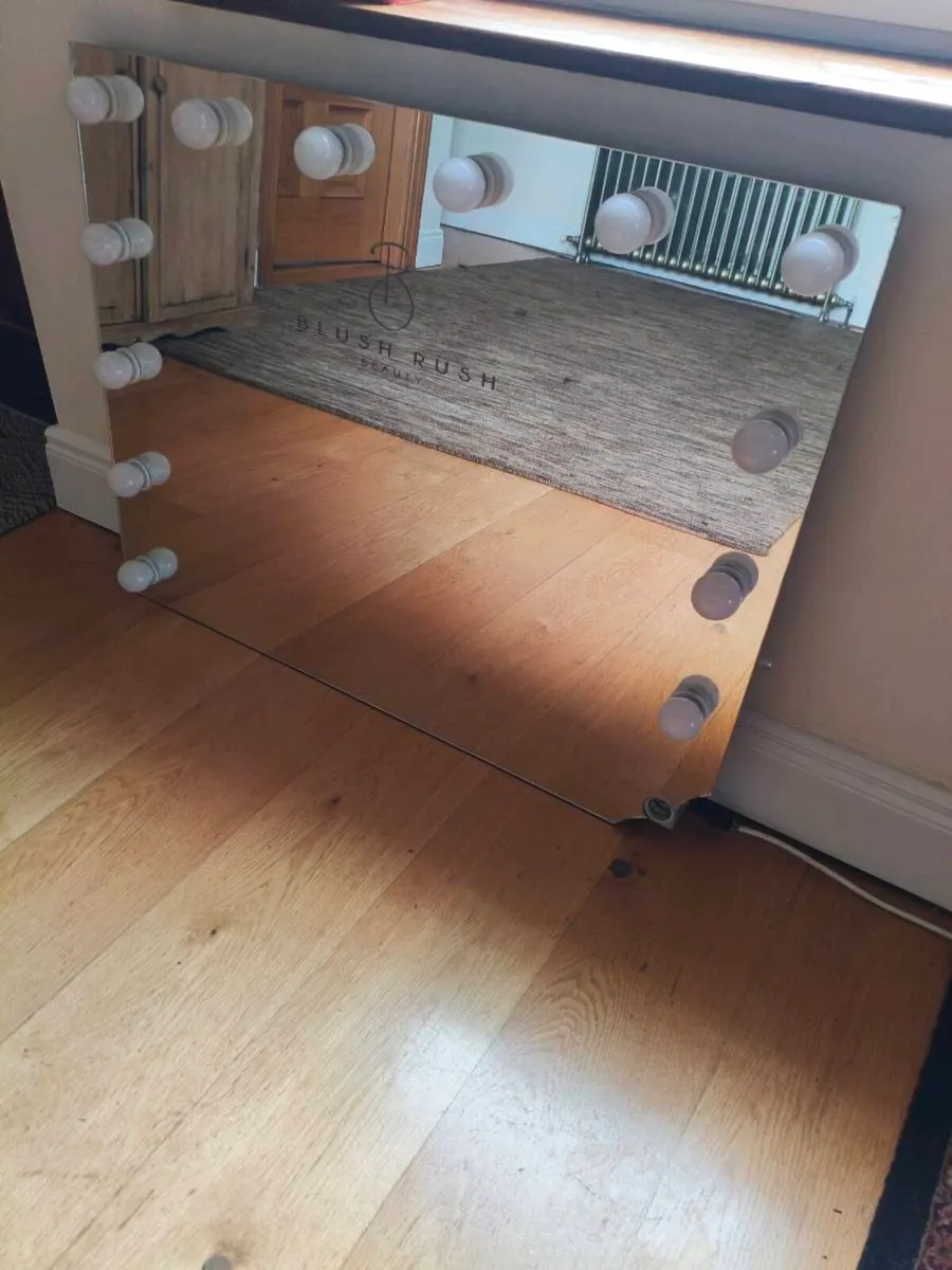 Lovely salon mirror, corner missing still working - Image 2