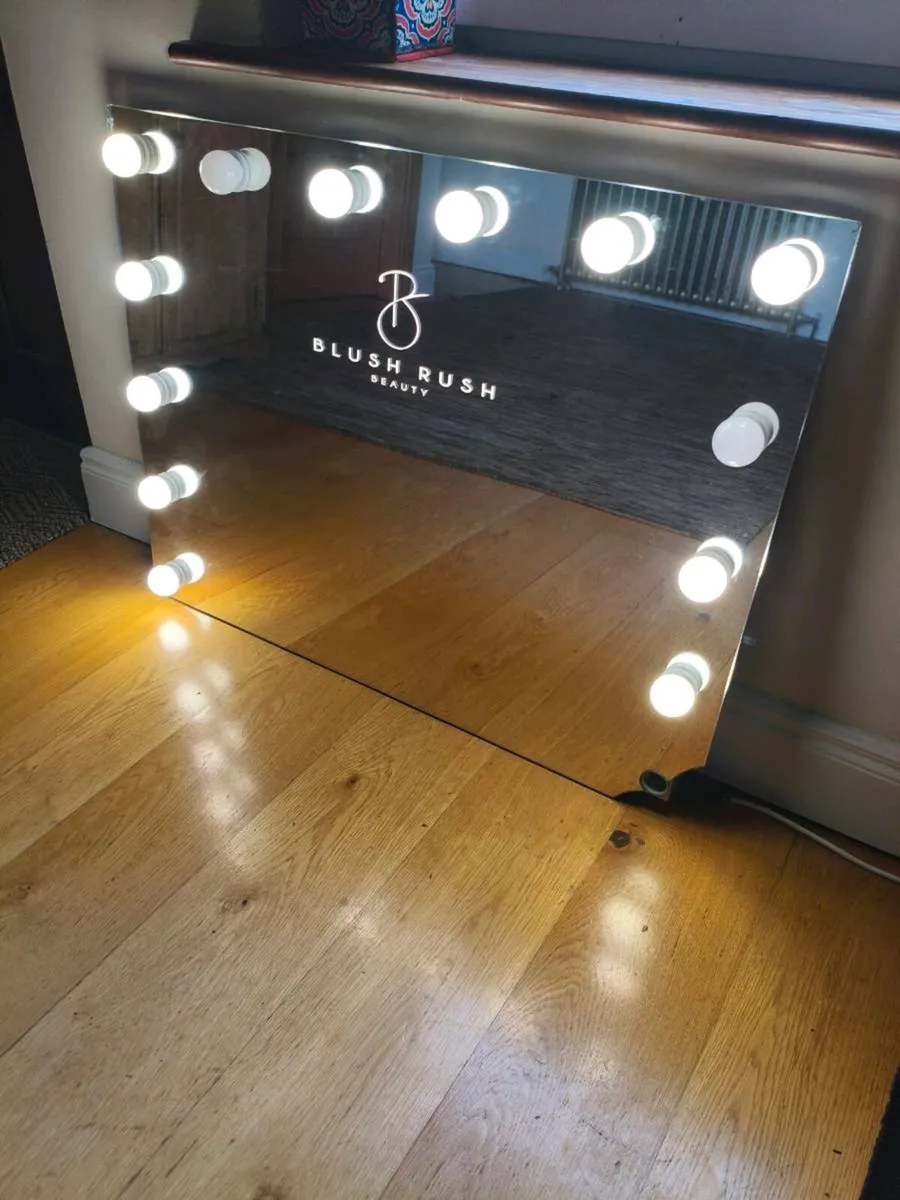 Lovely salon mirror, corner missing still working - Image 1