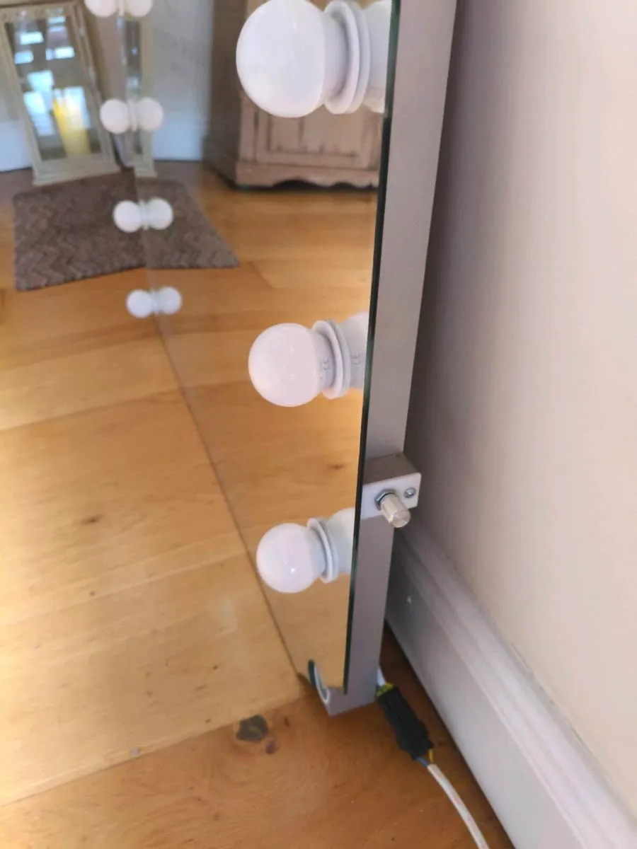 Lovely salon mirror, corner missing still working - Image 3