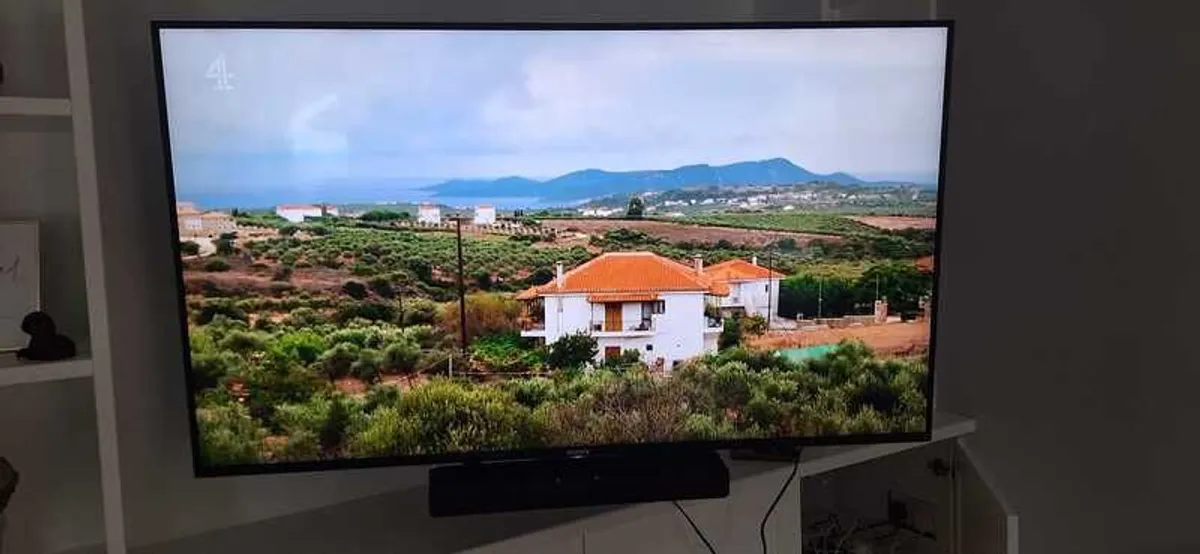 Tv with soundbar - Image 1