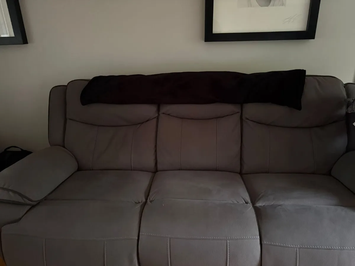 Electric reclining sofas - Image 1