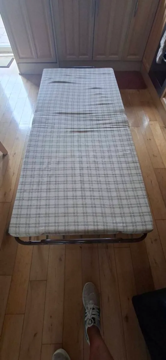 Fold up bed - Image 1
