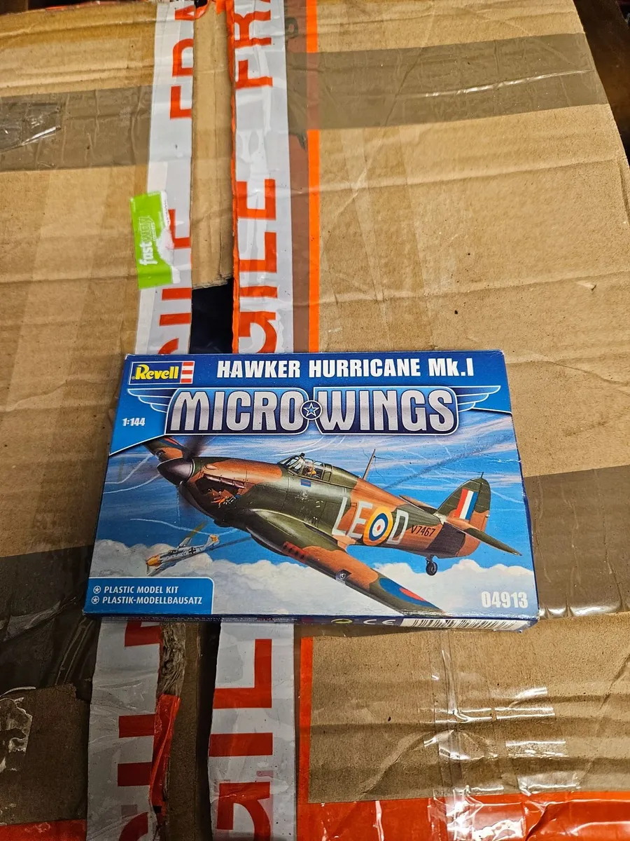 Airfix Revell British WW2 Hurricane - Image 1