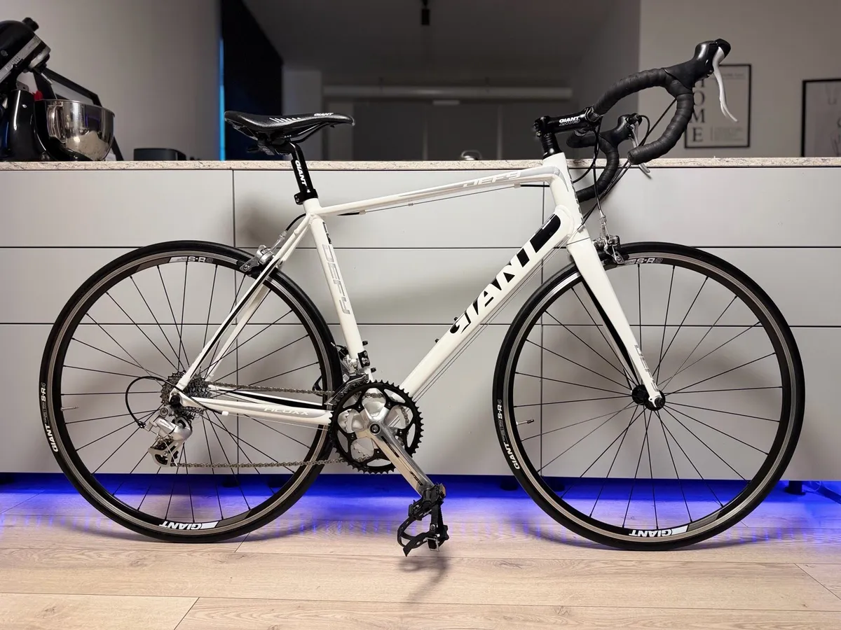 GIANT Defy Road Bike (Like NEW) - Image 1