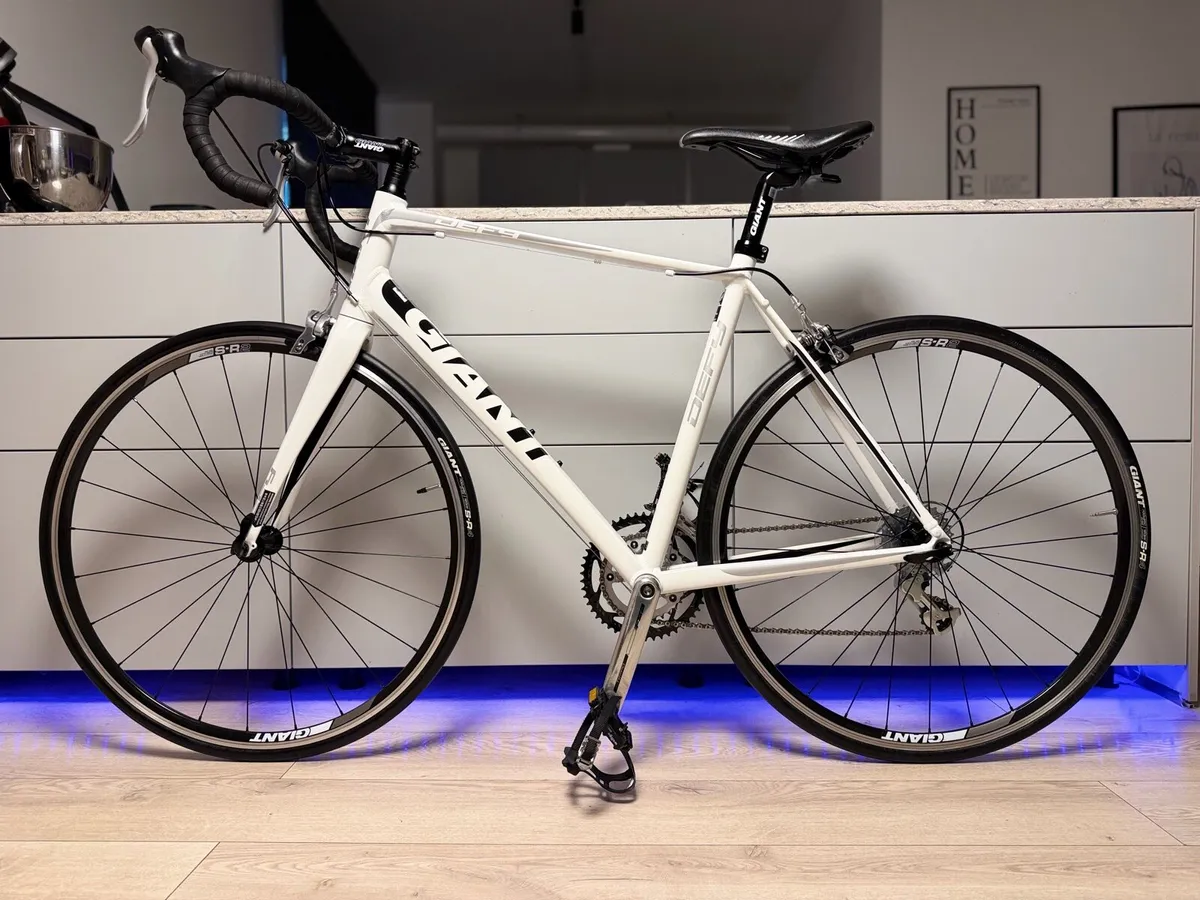 GIANT Defy Road Bike (Like NEW) - Image 2