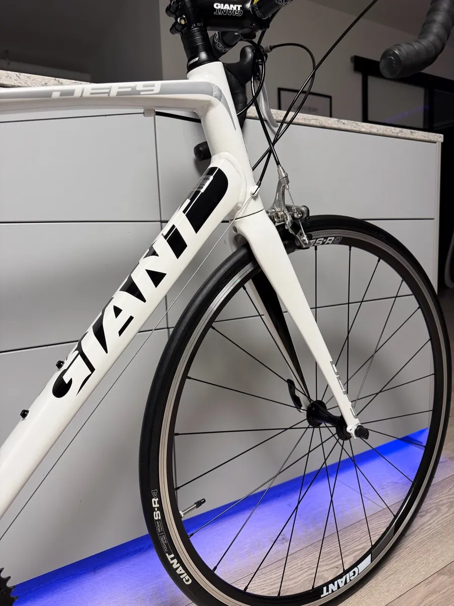 GIANT Defy Road Bike (Like NEW) - Image 3