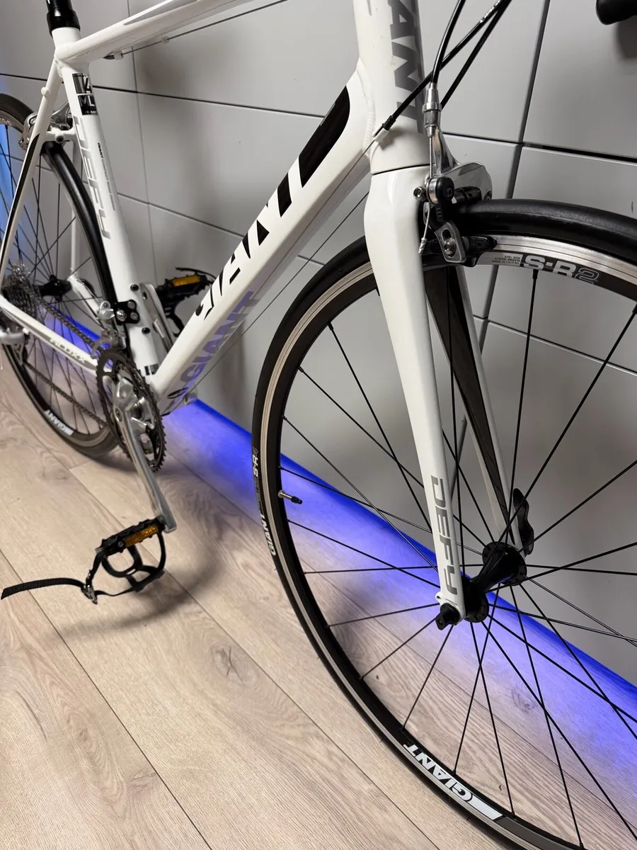 GIANT Defy Road Bike (Like NEW) - Image 4