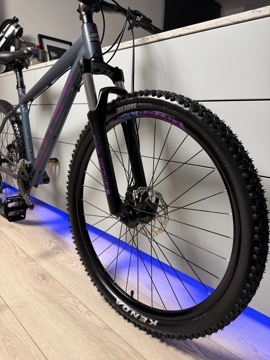 Carrera Vengeance Bike (Like NEW) - Image 4