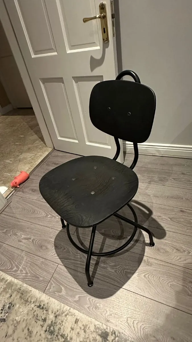 table gaming 50 and chair 20 - Image 1