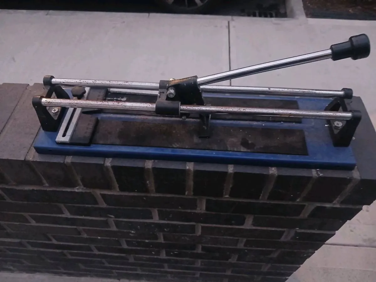 Tile cutter - Image 1