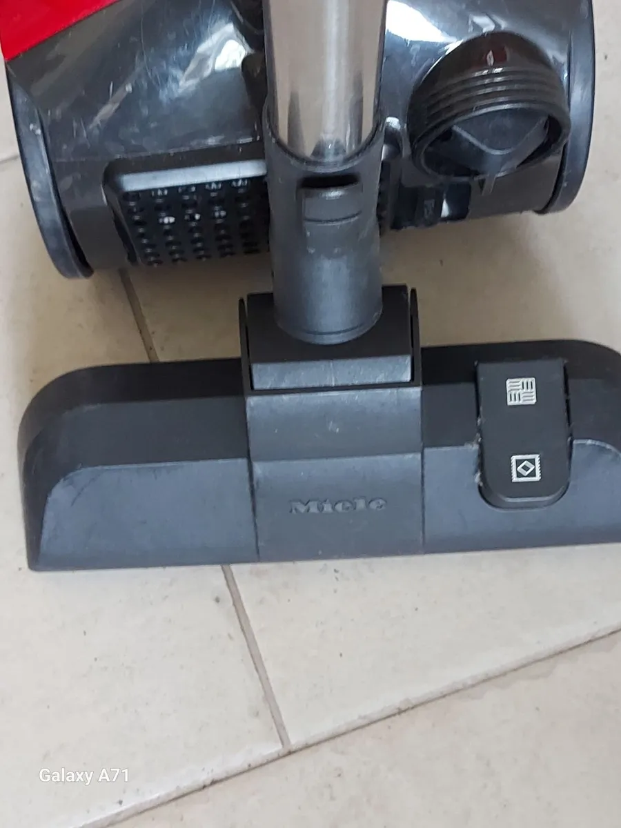 Essentials Vacuum Cleaner Model C700VC18, in excel - Image 4
