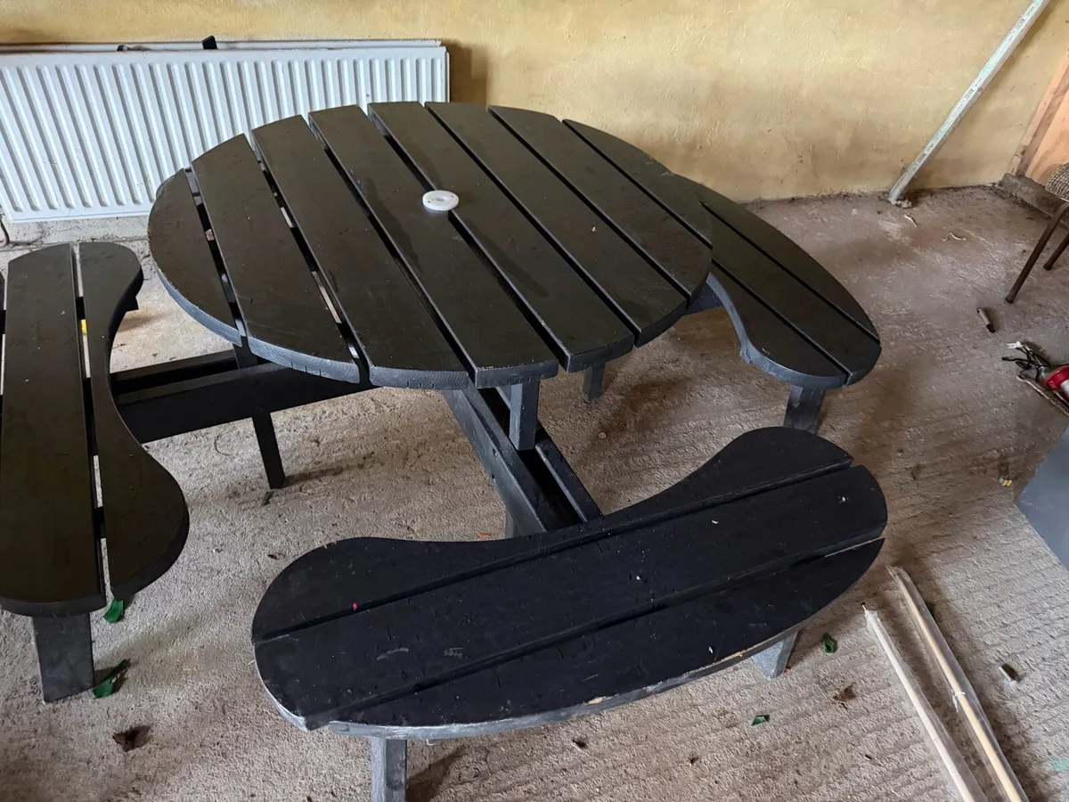 Outdoor furniture - Image 1
