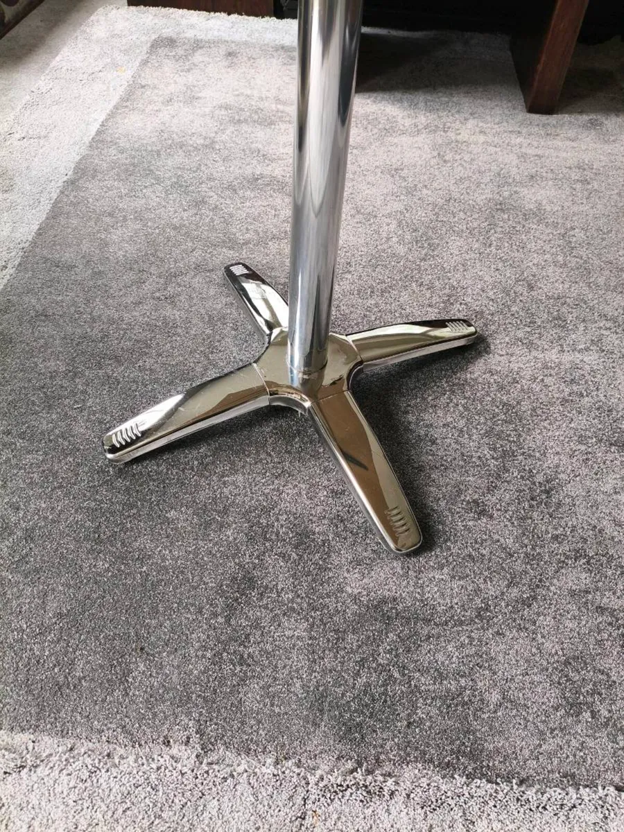 Lovely tidy table,3 ft all round 25 Euro - Image 3