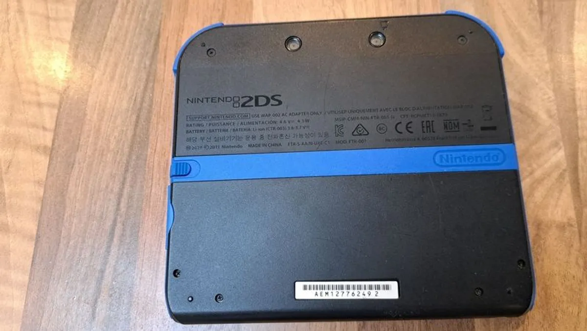 Nintendo 2DS Console plus games - Image 2