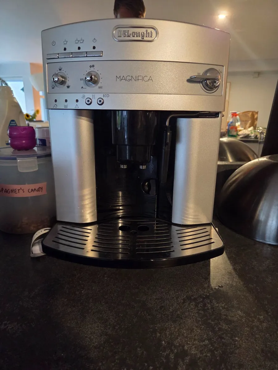 De'Longhi Magnifica Silver Coffee Machine - Image 1