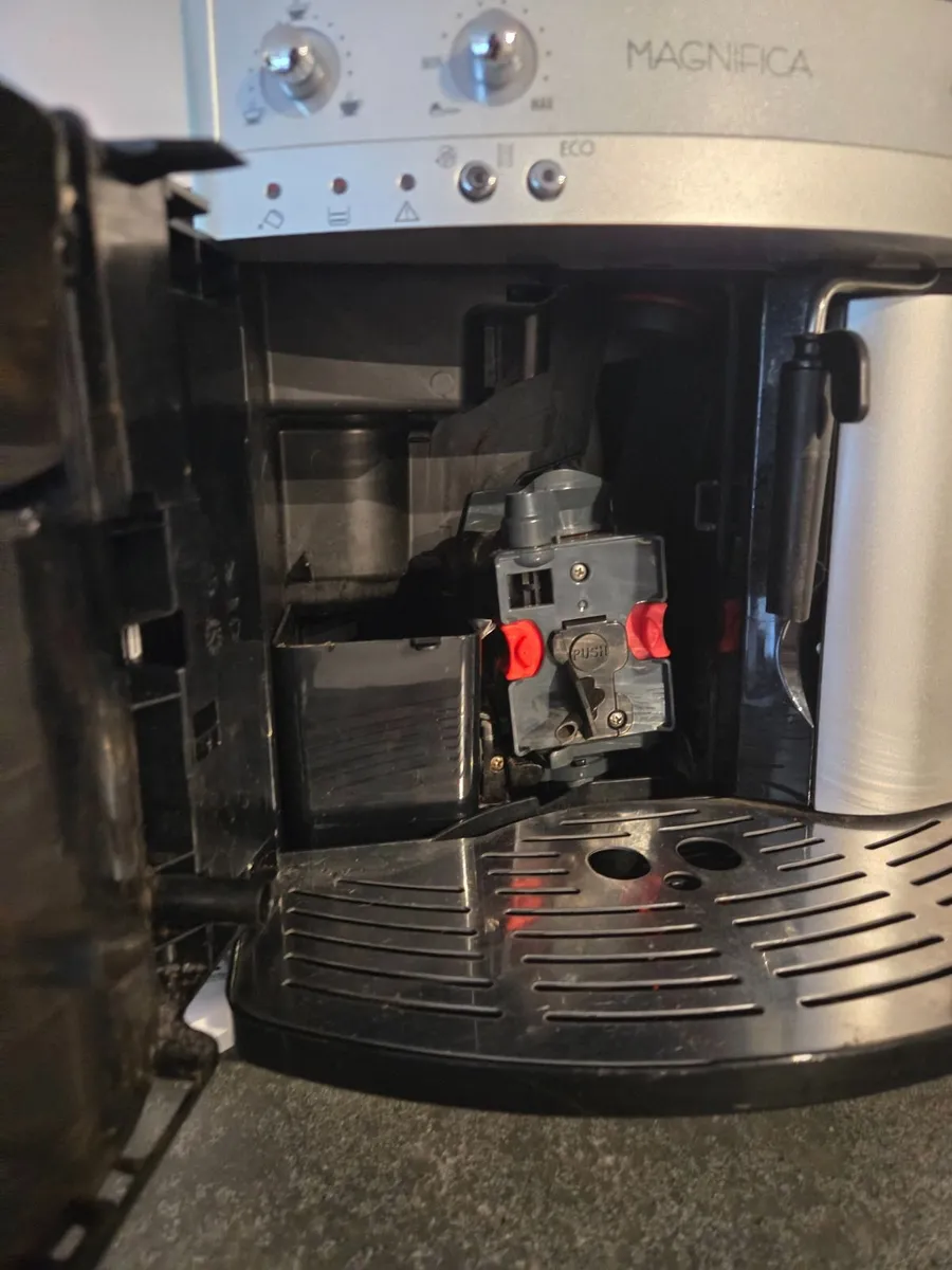 De'Longhi Magnifica Silver Coffee Machine - Image 4