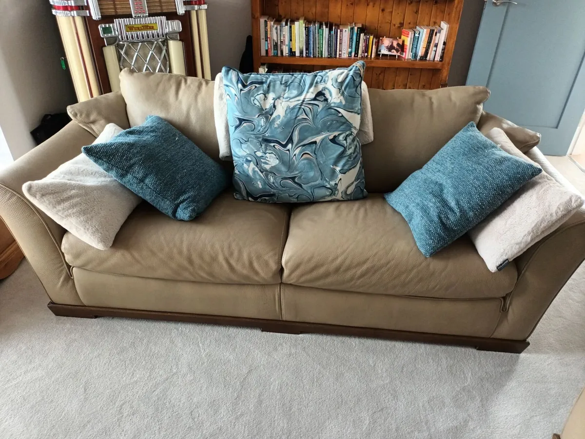 Natuzzi italian leather 3:2:1  suite - Image 4