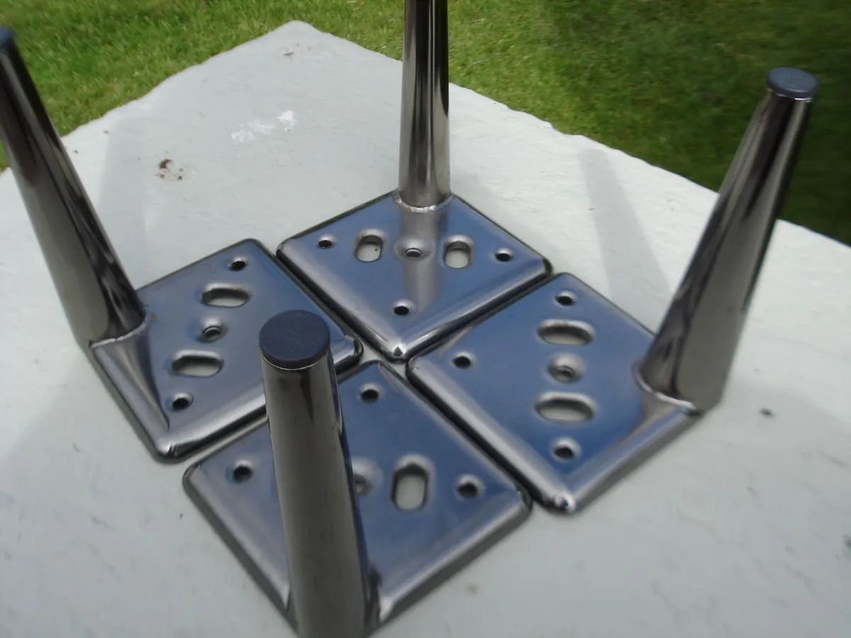 4 NEW METAL SOFA/FURNITURE LEGS. - Image 1