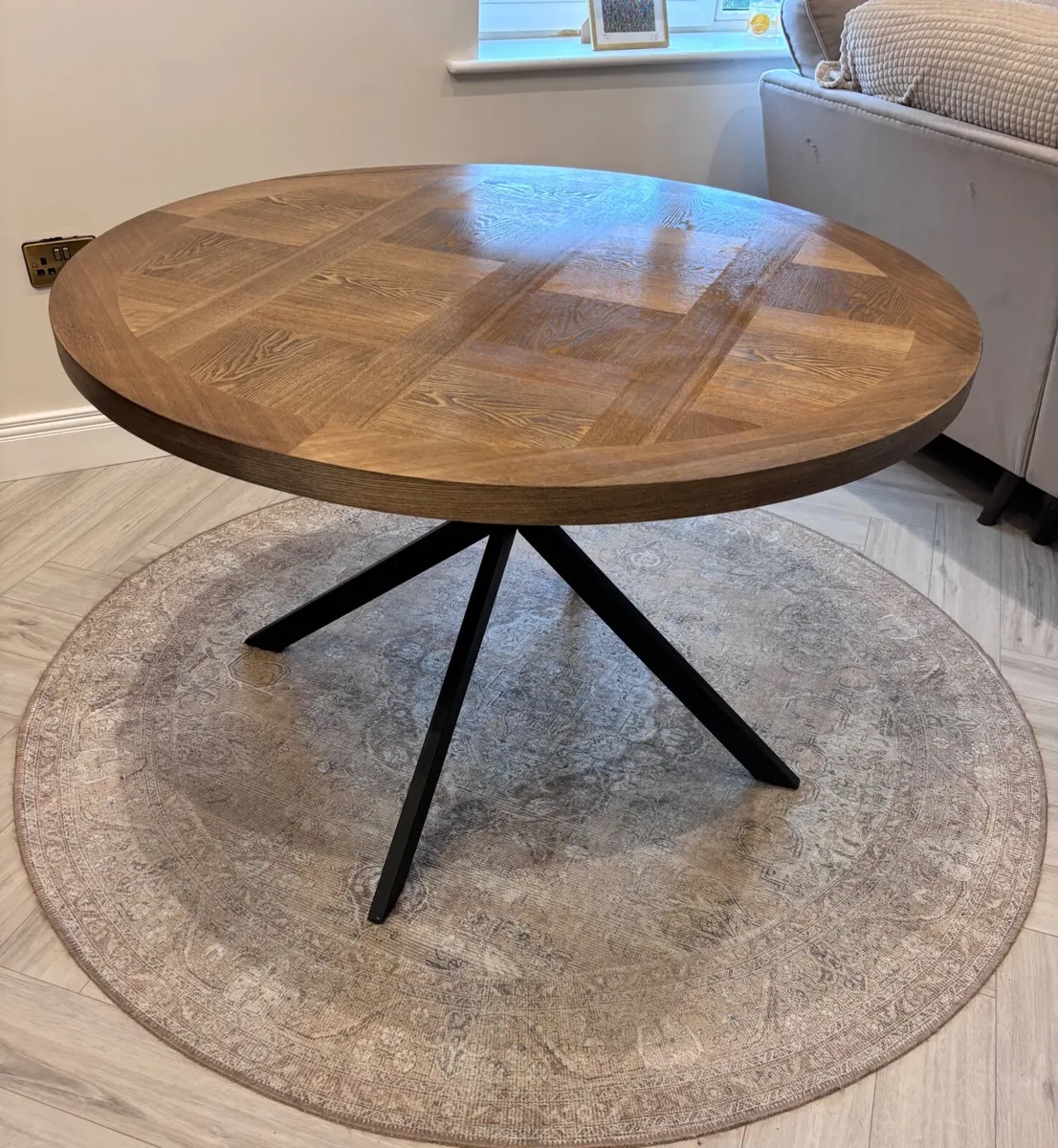Dining table - Image 1