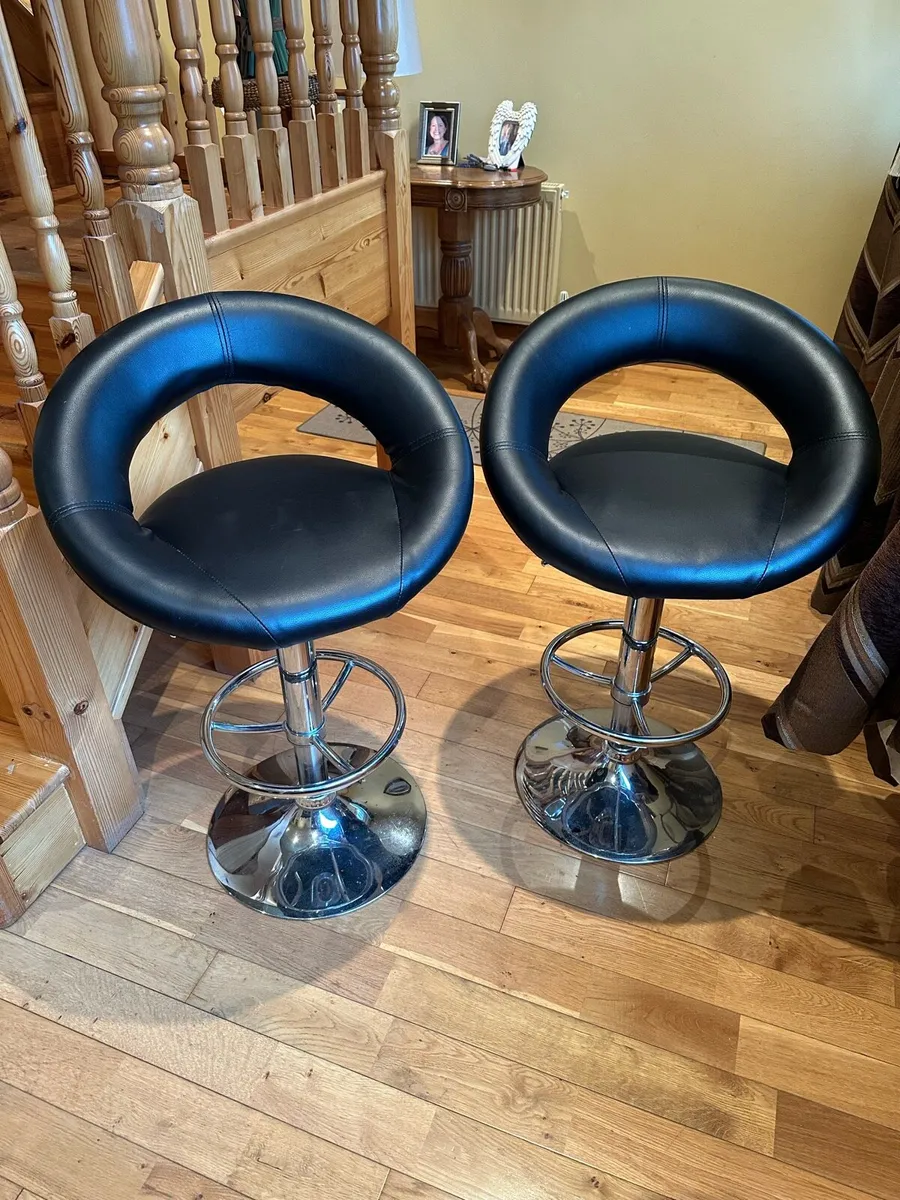 Breakfast bar stools - Image 1