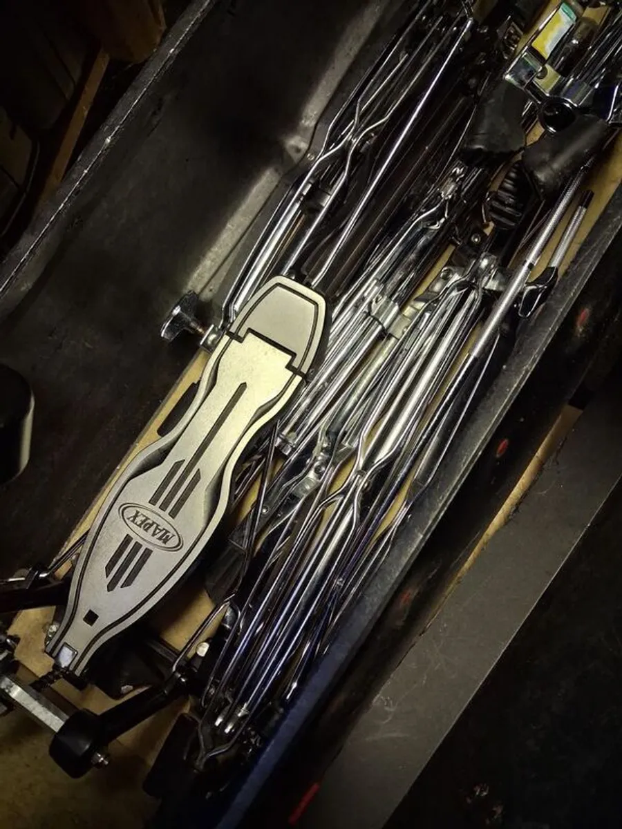 Mapex hardware plus hard case. - Image 3
