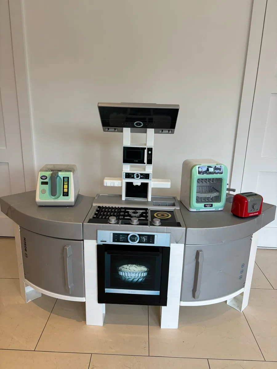 Child’s play kitchen and Bosch workbench - Image 3