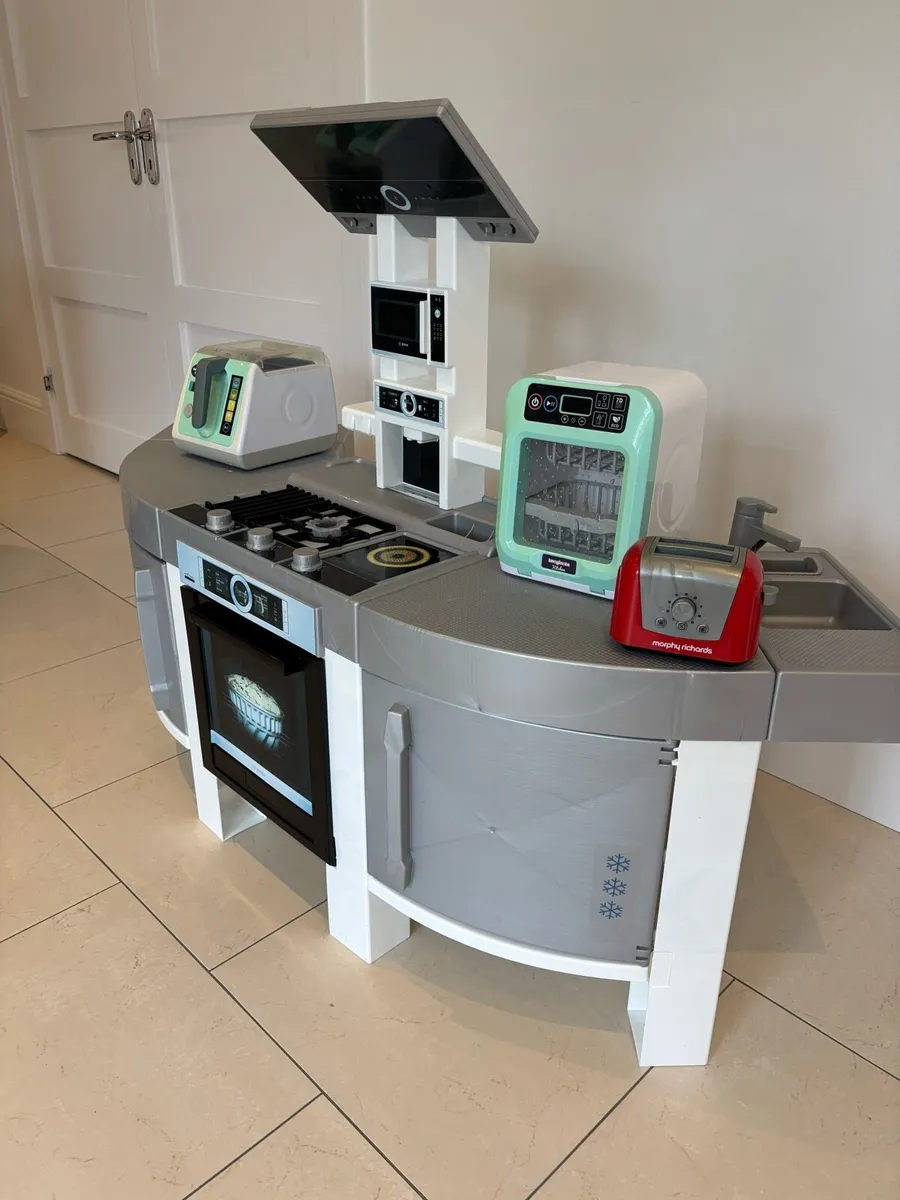 Child’s play kitchen and Bosch workbench - Image 4
