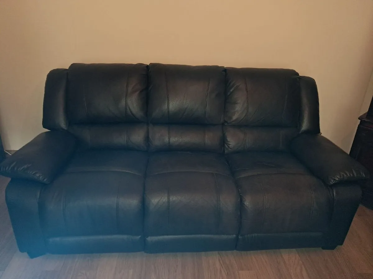Leather couch with 2 arm chairs - Image 1